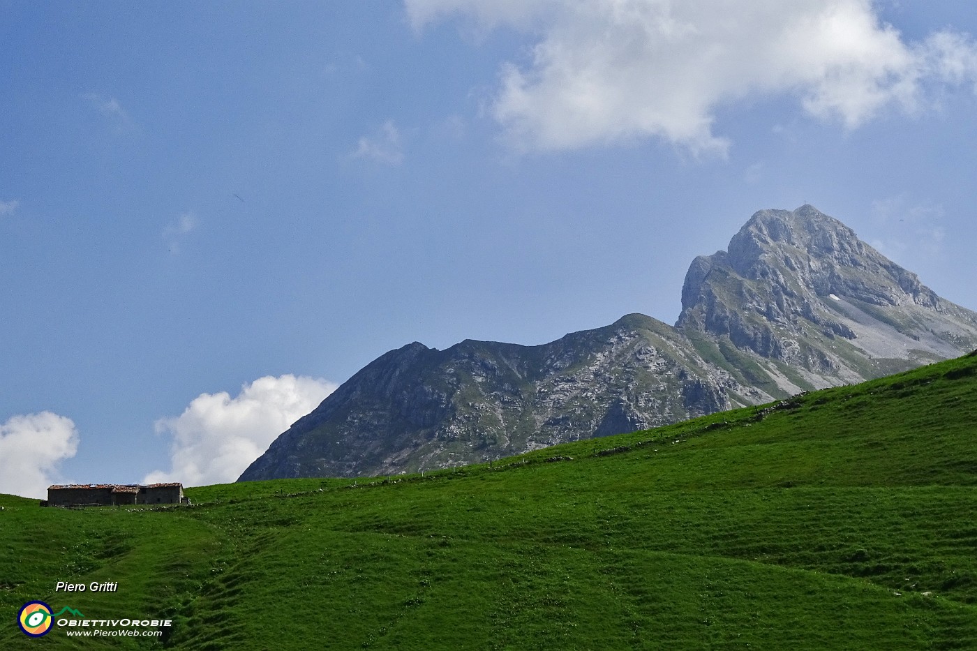 34 Baita Zuccone (1686 m) e Corna Piana (2302 m).JPG -                                